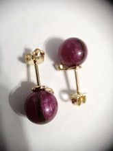 Charger l'image dans la galerie, Une paire de boucles d'oreilles orbes Boucles d'oreilles Juri violettes avec des raccords dorés de la Bijouterie Langlois sur une surface blanche.