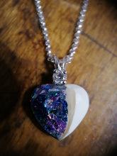 Charger l'image dans la galerie, Un Pendentif Juri avec une chaîne Bijouterie Langlois en argent sterling 925, comportant une pierre multicolore étincelante sertie sur un fond blanc crème, reposant sur une surface en bois.