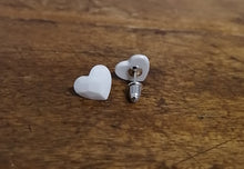 Charger l'image dans la galerie, Une paire de boucles d'oreilles Bijoux La Précieuse Boucles d'oreilles Coeurs en ou 14 carats en forme de cœur posées sur une surface en bois.