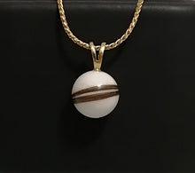 Charger l'image dans la galerie, Un élégant Pendentif RG130 de Bijoux La Précieuse avec une bélière et une chaîne 14 carats ou jaune, comportant un disque rond blanc avec une bande diagonale marron frappante, affiché sur un fond sombre pour un contraste spectaculaire.