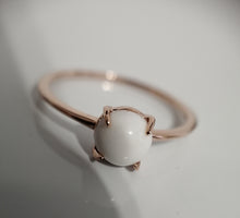 Charger l'image dans la galerie, Correction : Une Bague Unique en or rose élégante de la marque MONA Fine Joaillerie comportant une perle blanche de 6 mm dans un sertissage à quatre griffes, projetant une ombre subtile
