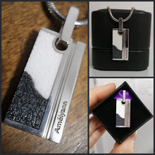 Charger l'image dans la galerie, Un collage mettant en valeur trois angles différents d'un Pendentif homme 1.0 élégant et rectangulaire au design asymétrique présentant des textures et des couleurs contrastées, dont le lait maternel, présenté sur différents fonds et avec une chaîne à porter par MONA fine joaillerie.