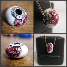 Charger l'image dans la galerie, Un collage de quatre images présentant un bracelet unique avec une breloque sphérique remplie d'inclusions rouges scintillantes, présenté sous différents angles et en pendentif sur un bracelet Bijoux La Précieuse.