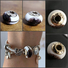 Charger l'image dans la galerie, Un collage met en scène une Perle européenne Luxe pour un bracelet de MONA fine joaillerie au design unique, présentant un motif galactique et une personnalisation avec le nom « Lydia » gravé dessus.