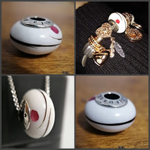 Charger l'image dans la galerie, Un collage de quatre images présentant différents angles et détails d'une breloque en perles artistique, avec un visage souriant et des breloques complémentaires ajoutant une touche fantaisiste aux bracelets Bijoux La Précieuse.