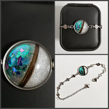 Charger l'image dans la galerie, Un collage mettant en valeur un ensemble de bijoux en opale envoûtant, comprenant un Bracelet chaine en coeur de Bijoux La Précieuse avec des pierres précieuses irisées, élégamment présentées sur un fond sombre.