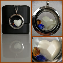 Charger l'image dans la galerie, Un collage mettant en scène un médaillon Pendentif Médaillon en acier inoxydable à surface réfléchissante, cerclé de pierres de naissance, exposé sur un fond sombre avec son miroir par Bijoux La Précieuse.