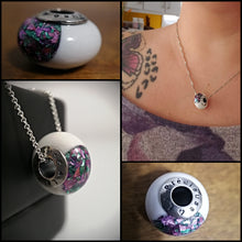 Charger l'image dans la galerie, Un collage de quatre images représentant un pendentif Perle européenne unique avec inclusion florale, présenté sous différents angles et porté sur un collier par Bijoux La Précieuse.