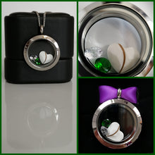 Charger l'image dans la galerie, Un collage de quatre images présentant un élégant Pendentif Médaillon au design circulaire et une pierre précieuse verte, représentant des pierres de naissance, exposées à l'intérieur et à l'extérieur de sa boîte noire, avec un focus sur Bijoux La Précieuse.