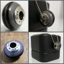 Charger l'image dans la galerie, Un collage de quatre images présentant un pendentif en métal avec des lettres estampées, peut-être un bijou minimaliste, comprend désormais les bracelets Bijoux La Précieuse Perle européenne. Chaque photo offre un angle et une texture différents.