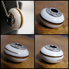 Charger l'image dans la galerie, Un collage de quatre vues rapprochées d'un pendentif Bijoux La Précieuse Perle européenne avec un mécanisme de serrure à combinaison, mettant en valeur son design unique et son inclusion sous différents angles.
