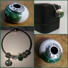Charger l'image dans la galerie, Un collage présentant différentes vues d'un magnifique bracelet à breloques Perle européenne verte de Bijoux La Précieuse, avec un accent sur la breloque verte scintillante, du bracelet disposé à plat aux détails en gros plan de la breloque et à l'inclusion du.