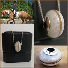 Charger l'image dans la galerie, Un collage mettant en vedette un cavalier équestre et un pendentif Perle européenne étincelant de Bijoux La Précieuse : les images du haut capturent une personne montant à cheval en tenue formelle, tandis que les images du bas mettent en valeur son design scintillant.