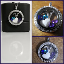 Charger l'image dans la galerie, Un collage présentant un médaillon Pendentif Médaillon personnalisé avec des breloques pierres de naissances colorées interchangeables à l'intérieur, placé sur un présentoir à bijoux noir et une surface réfléchissante de Bijoux La Précieuse.