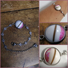 Charger l'image dans la galerie, Un collage présentant un bracelet en argent Bijoux La Précieuse chaîne en coeur avec une pièce maîtresse en pierres précieuses roses et blanches, exposé seul, porté et en gros plan. Le design comprend une élégante finition en acier inoxydable.