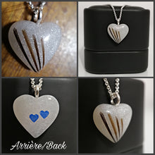 Charger l'image dans la galerie, Un collage présentant différents angles d'un pendentif Oeillet étincelant avec différents embellissements de chaque côté, présenté à la fois sur et hors d'une boîte à bijoux en peluche par MONA fine joaillerie.