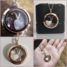 Charger l'image dans la galerie, Un collage de quatre images, représentant un collier Pendentif Médaillon rond en or rose avec un centre transparent, mettant en valeur une breloque lettre « V », des éléments décoratifs et des pierres de naissance à l'intérieur, de Bijoux La Précieuse.