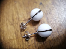 Charger l'image dans la galerie, Une paire de boucles d'oreilles sphériques blanches avec des tiges et des supports en argent, incorporant Bijoux La Précieuse Boucle d'oreille Perles, reposant sur une surface en bois.