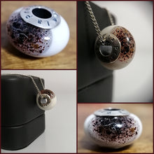 Charger l'image dans la galerie, Un collage de quatre photos présentant un pendentif Perle européenne unique de Bijoux La Précieuse, avec une inclusion et une bélière en métal argenté sur une chaîne, exposé sous différents angles pour mettre en valeur son design cosmique et son savoir-faire.