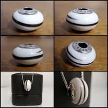 Charger l'image dans la galerie, Un collage de six images illustrant la transformation d'un petit objet ressemblant à un bouton en un élégant pendentif sur un collier, présentant différents angles et étapes du processus de conversion avec l'inclusion de Bijoux La Précieuse Perle européenne.