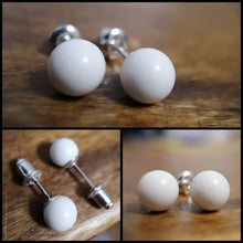 Charger l'image dans la galerie, Un collage de boucles d'oreilles Boucle d'oreille Perles de Bijoux La Précieuse sur une surface en bois, présentant différents angles : une vue rapprochée, un profil latéral soulignant les tiges et les attaches, et une prise de vue en perspective capturant la beauté sphérique.