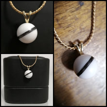 Charger l'image dans la galerie, Une présentation triptyque d'un élégant pendentif Bijoux La Précieuse Pendentif RG130 sur une chaîne en or 14 carats, présenté sur un fond sombre, suspendu et reposant sur un présentoir noir.