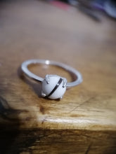 Charger l'image dans la galerie, Une bague en or Bague Unique de MONA fine joaillerie avec une seule perle de 6 mm sertie dans un design minimaliste, reposant sur une surface en bois texturée.