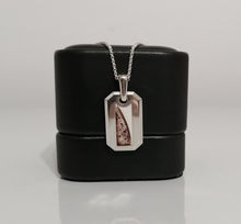 Charger l'image dans la galerie, Un élégant pendentif MONA fine joaillerie Pendentif Homme 2.0 en or 10 carats avec une incrustation de pierre unique affichée sur un socle cylindrique noir sur un fond uni.