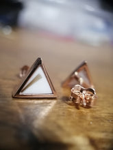 Charger l'image dans la galerie, Boucles d'oreilles triangle en or rose au design minimaliste sur surface en bois par MONA fine joaillerie.