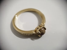 Charger l'image dans la galerie, Une Bague Précieuse 5mm avec une pierre marron mouchetée sertie sur une surface blanche, de MONA fine joaillerie.