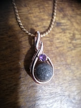 Charger l'image dans la galerie, Élégant collier Pendentif Amiko en or rose avec un incrustation de pierre de lave ronde et un petit accent de zircon violet de couleur diamant, reposant sur une surface en bois. Disponible chez Bijouterie Langlois