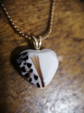 Charger l'image dans la galerie, Image en gros plan d'un Pendentif RG130 en forme de coeur de Bijoux La Précieuse, avec un motif moitié blanc et moitié marron moucheté, réalisé en lait maternel, suspendu sur un or jaune fin 14 carats.