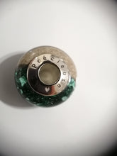 Charger l'image dans la galerie, Un objet rond avec un capuchon en métal, qui n'est pas sans rappeler Perle européenne Luxe de MONA fine joaillerie.