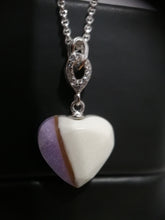 Charger l'image dans la galerie, Un Pendentif Shawna en argent en forme de cœur avec un motif marbré violet et blanc, suspendu à une chaîne en argent avec une boucle scintillante ornée de zircons. Marque : Bijoux La Précieuse