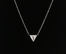 Charger l'image dans la galerie, Un collier minimaliste en argent MONA joaillerie fine Triangle avec un pendentif triangulaire, présenté sur un fond sombre, créant un contraste saisissant.