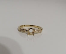 Charger l'image dans la galerie, Une Bague Précieuse solitaire de 5 mm de MONA fine joaillerie avec une monture centrale pour une pierre précieuse, flanquée de délicates incrustations de diamants, exposée sur un fond blanc et épuré.