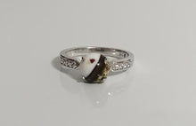 Charger l'image dans la galerie, Une élégante Bague Précieuse 8 mm de MONA fine joaillerie comportant une pierre précieuse centrale unique avec un dégradé blanc à crème et deux petits accents jaunes, flanquée d'une bande délicate ornée de petits zircons