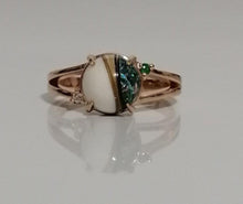 Charger l'image dans la galerie, Une bague Angélique personnalisable MONA fine joaillerie, élégante en or rose, mettant en vedette une opale blanche comme pièce centrale avec de petits accents de gemme.