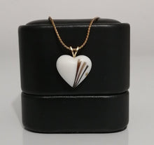 Charger l'image dans la galerie, Un élégant collier Pendentif RG130 en forme de cœur présenté sur une boîte à bijoux noire Bijoux La Précieuse.