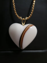 Charger l'image dans la galerie, Un Pendentif RG130 en forme de cœur accompagné d'un collier Bijoux La Précieuse doré sur fond noir, respirant l'élégance et la simplicité.