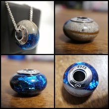 Charger l'image dans la galerie, Un collage de quatre images présentant un pendentif sphérique au design cosmique bleu et aux accents argentés, y compris l'inclusion de Perle européenne de Bijoux La Précieuse, chaque image offrant un angle et des détails différents, y compris un gros plan.