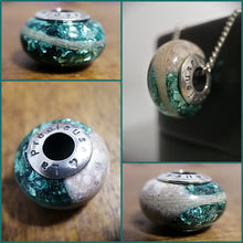 Charger l'image dans la galerie, Une image composite présentant quatre vues d'un pendentif circulaire avec un design intérieur turquoise, avec un texte gravé sur l'extérieur métallique et l'inclusion de la Perle européenne de Bijoux La Précieuse.