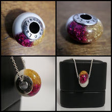 Charger l'image dans la galerie, Un collage de quatre images présentant une pièce unique de Bijoux La Précieuse Perle européenne avec un pendentif sphérique contenant des éléments de paillettes roses et dorées. Le pendentif peut être vu sous différents angles, et sur deux des images, il est