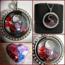 Charger l'image dans la galerie, Un collage d'un médaillon Bijoux La Précieuse Pendentif étincelant avec un assortiment de breloques colorées en forme de cœur à l'intérieur, y compris des pierres de naissance, mises en valeur sous différents angles et réglages.