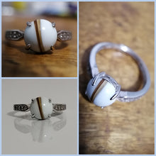 Charger l'image dans la galerie, Un collage de trois gros plans présentant différents angles d'une élégante bague Bague modèle 3 avec un centre en pierre blanche, une demi-perle et un anneau décoratif en argent sterling de Bijoux La Précieuse.