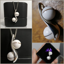 Charger l'image dans la galerie, Un collage présentant un pendentif sophistiqué "Pendentif double perle "S" avec un design argenté élégant incorporant trois éléments sphériques de lait maternel, présenté sous différents angles sur des fonds contrastés par MONA fine joaillerie.