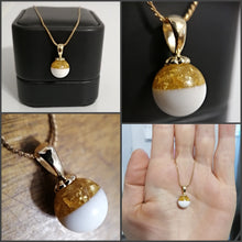Charger l'image dans la galerie, Un collage de quatre images présentant un Pendentif sphérique bicolore RG150 de Bijoux La Précieuse : la moitié supérieure présente une texture de lait maternel scintillante et la moitié inférieure est d'un blanc lisse, affichée sur divers fonds et maintenue.