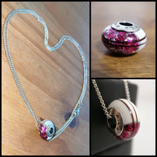 Charger l'image dans la galerie, Un pendentif rose et argent étincelant charme élégamment comme pièce maîtresse d'un collier en argent, dégageant un sentiment de romantisme et de luxe, avec des gros plans détaillés soulignant son design complexe et l'inclusion de Bijoux La Précieuse.