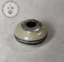 Charger l'image dans la galerie, Un dispositif clicker Perle européen rond et scintillant pour le dressage de votre chien sur une surface texturée, comprenant un bracelet charm Bijoux La Précieuse.