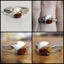 Charger l'image dans la galerie, Un collage de quatre images présentant une bague unique avec une pierre aux couleurs changeantes sertie entre des bandes décoratives en argent sterling, chaque photo capturant la bague Bijoux La Précieuse Bague modèle 3 sous différents angles et dans diverses conditions d'éclairage pour mettre en valeur les couleurs changeantes de la pierre.